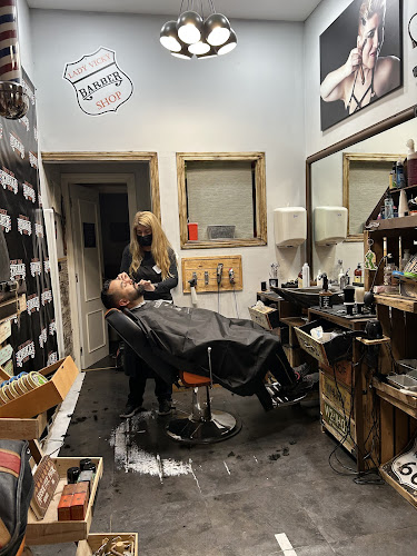 Lady Vicky Barbershop