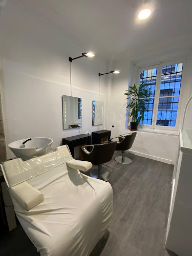 Capdevila Peluquería: belleza y estética, barbería