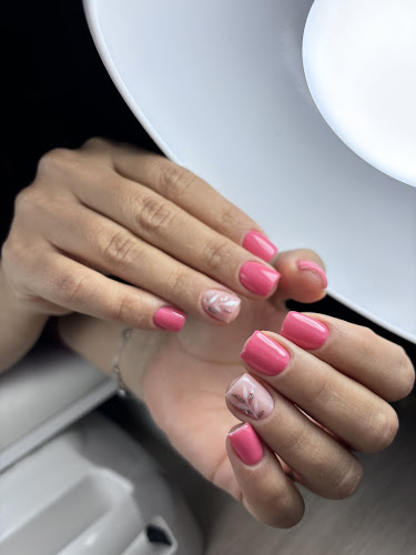 LEALNAILS___ (Salón de Manicura)