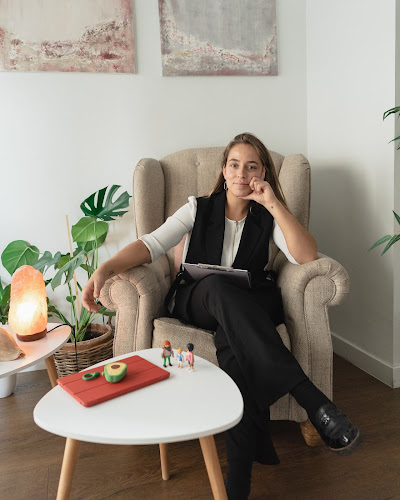 Belén Sánchez-quiñones Salís Psicóloga especializada en Sistémica, Gestalt y Duelo.