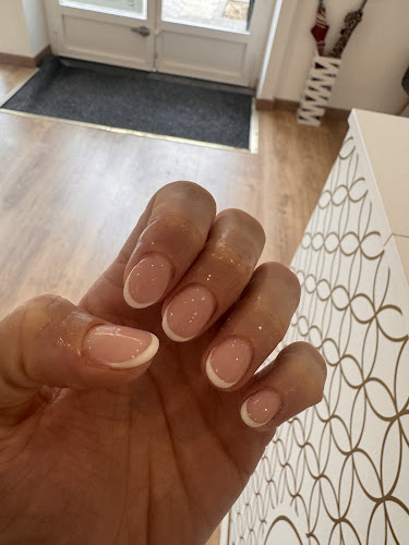 Hello Nails