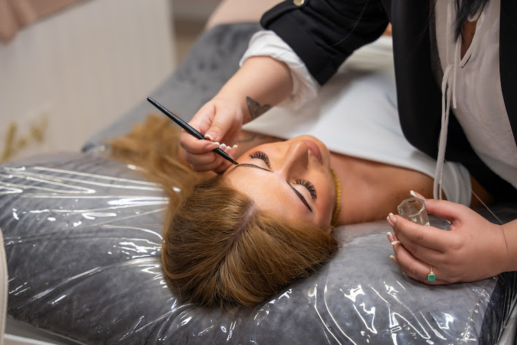 Éclat Beauty & Academy Depilación con Hilo y Pestañas