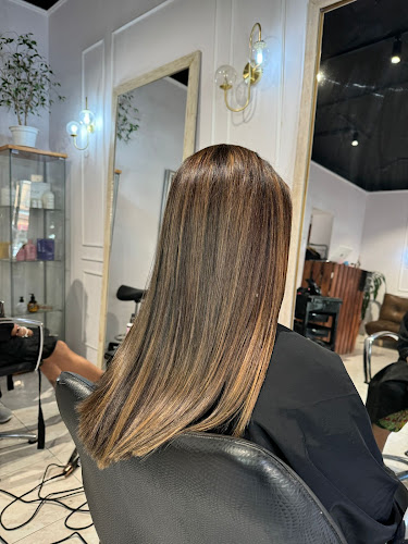Sete change look. Peluquería especializada. Balayage. Productos para el cabello rizado