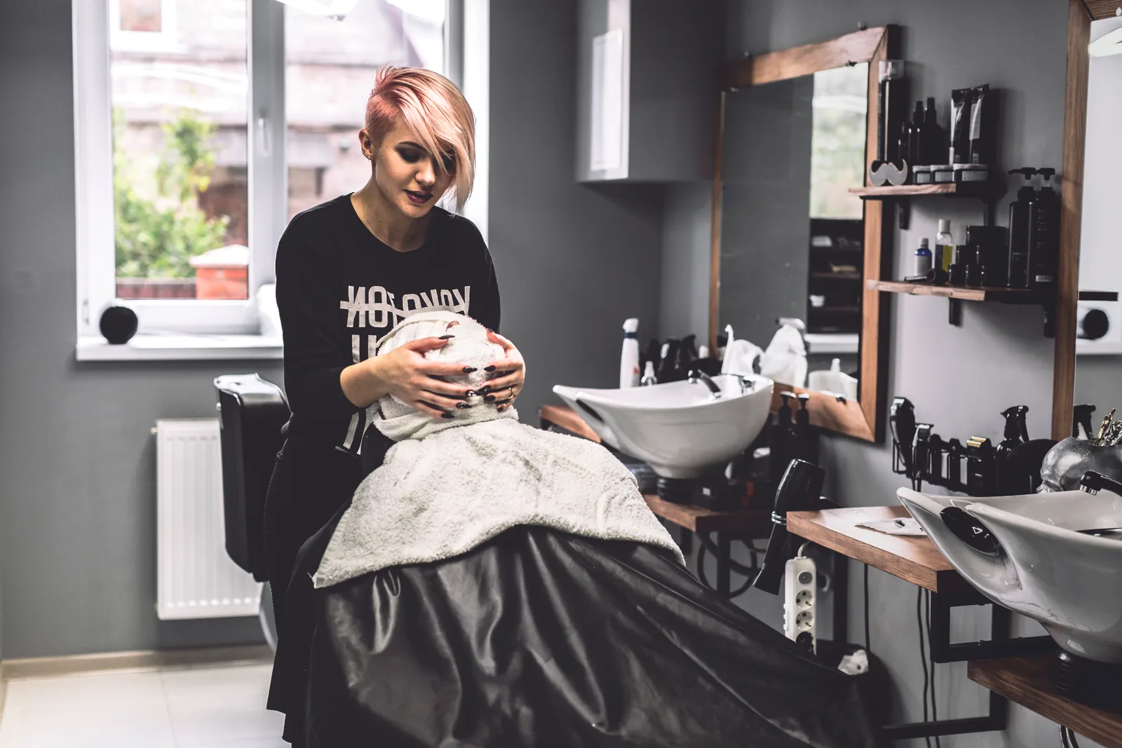 Barbera profesional concentrada cuidando a un cliente