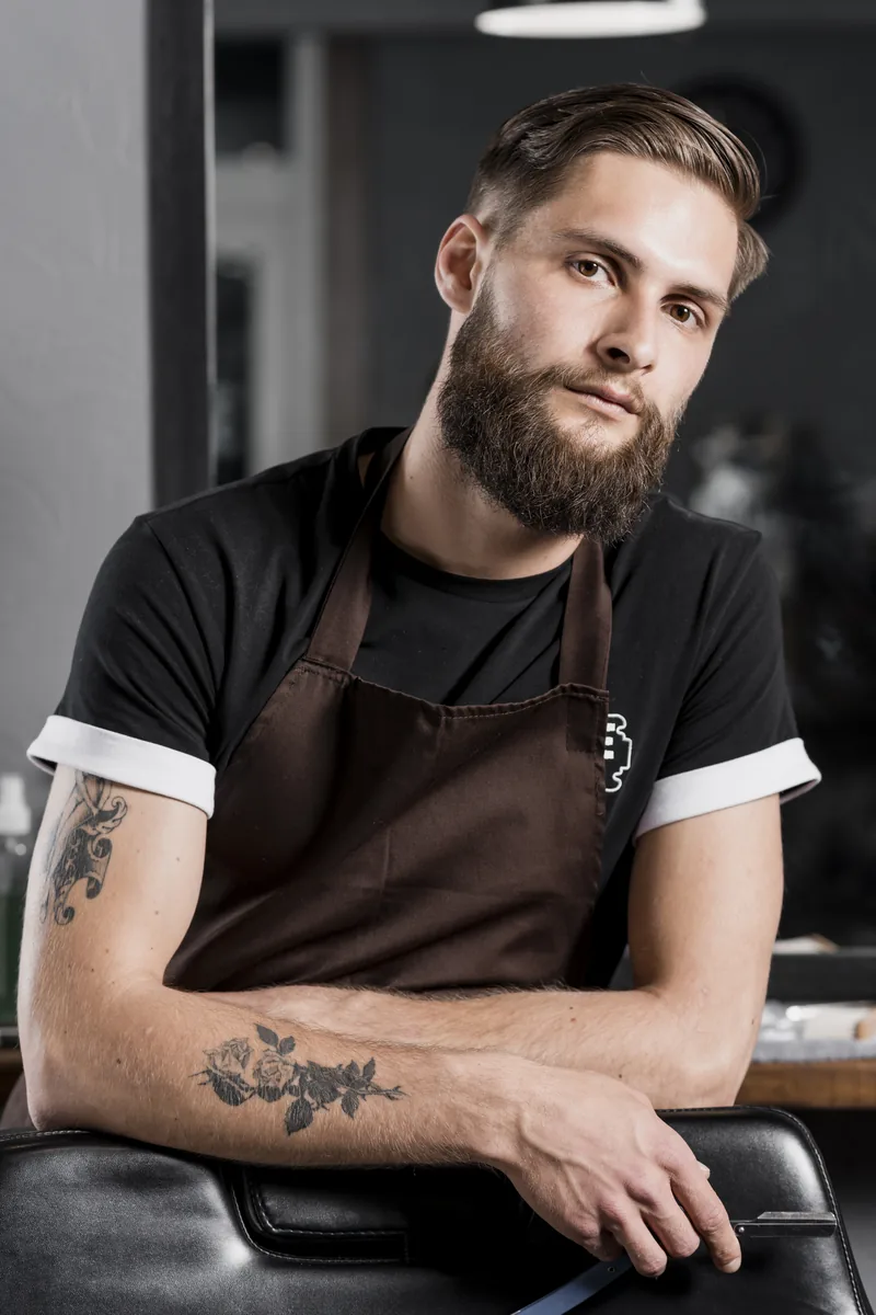 Barbero profesional con navaja en su barbería