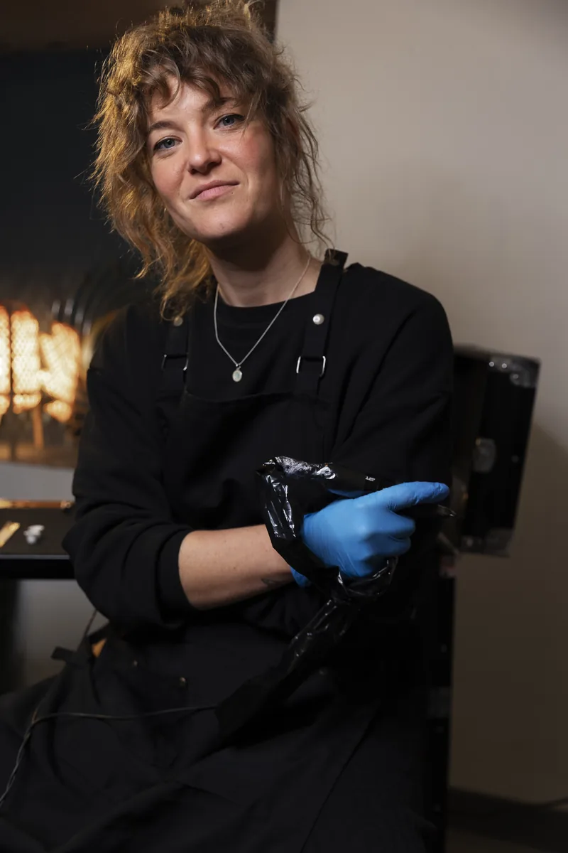 Tatuador profesional concentrado en su estudio