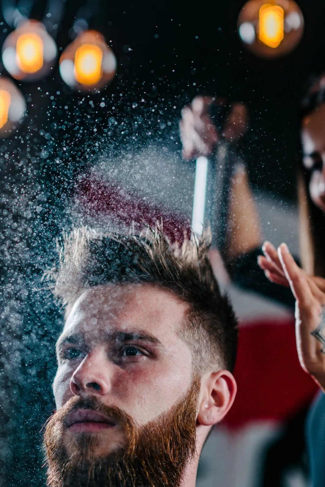 Hombre con corte de pelo profesional