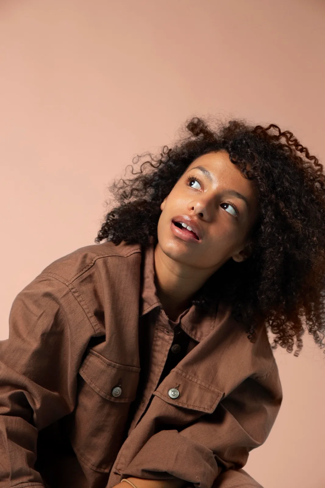 Mujer con pelo rizado natural